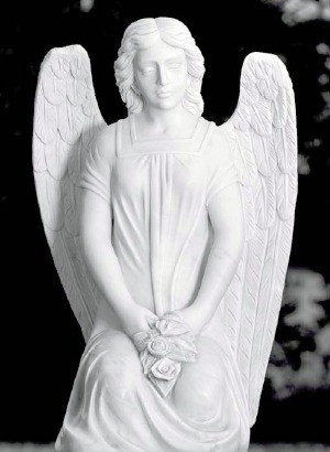Engel auf den Knieen. Rosen in der Hand. Marmor Bildhauerarbeit eines Grabengels.