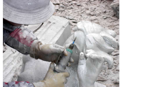 Bearbeitung von Carrara Marmor. Mit einem Tremel wird die Trauernde Skulptur geschliffen. Grabsteine werden besonders ausdrucksstark durch die filligrane Bearbeitung